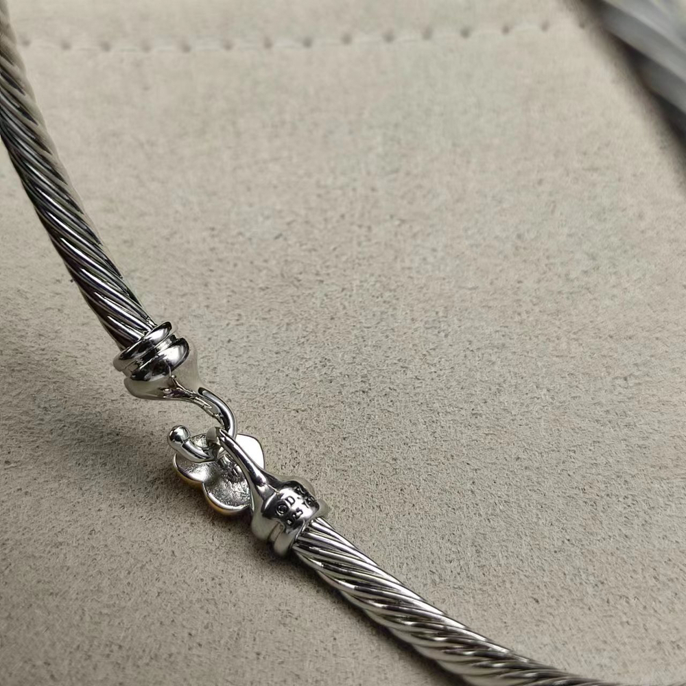 David Yurman's gold heart-shaped silver bracelet - Picture 3 of 9